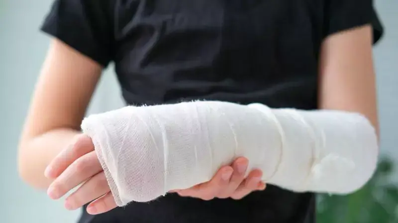Immobilizing an injured leg with a splint